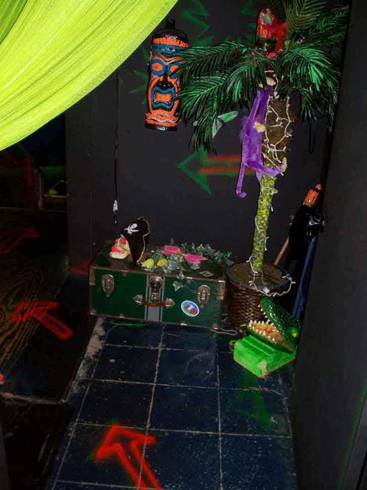 18 hole glow in the dark mini putt putt Golf Course