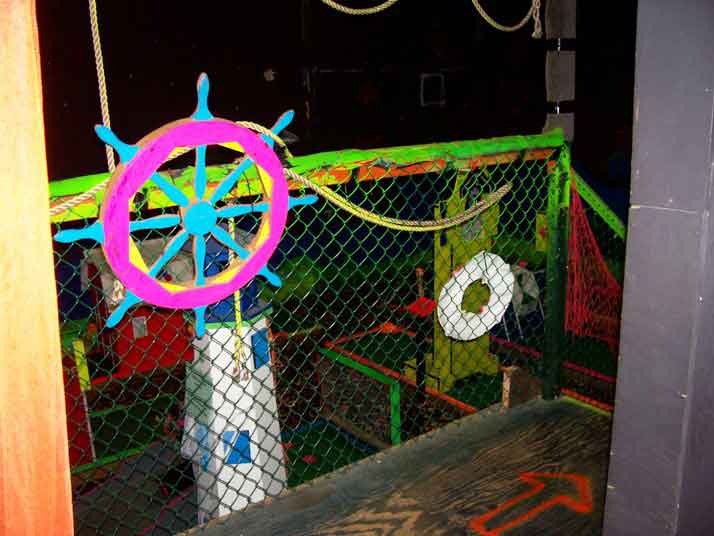 18 hole glow in the dark mini putt putt Golf Course