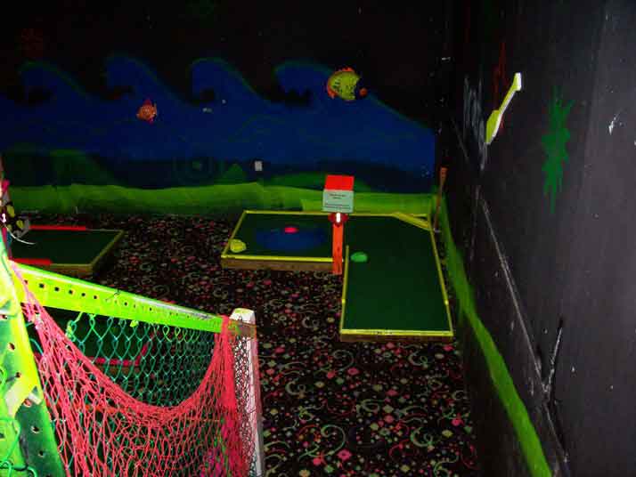 18 hole glow in the dark mini putt putt Golf Course