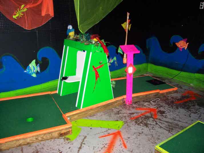 18 hole glow in the dark mini putt putt Golf Course