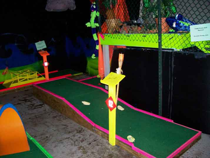 18 hole glow in the dark mini putt putt Golf Course