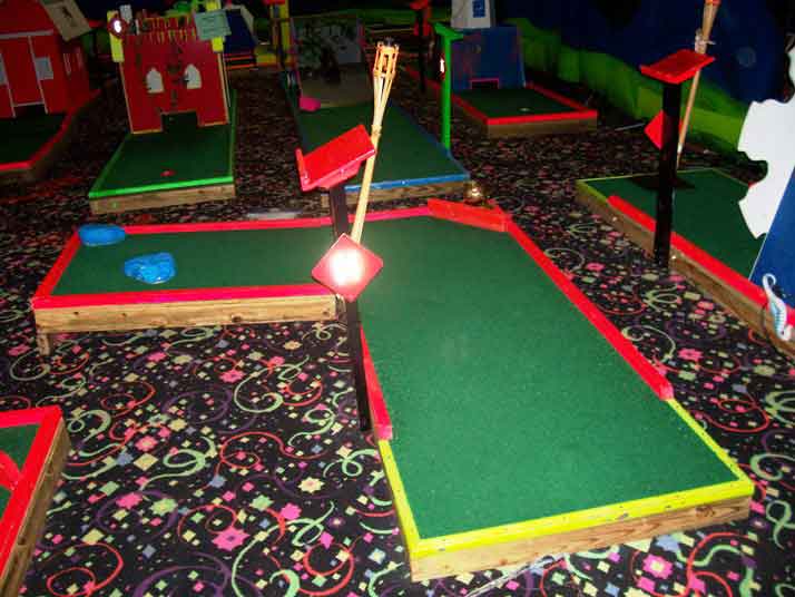 18 hole glow in the dark mini putt putt Golf Course