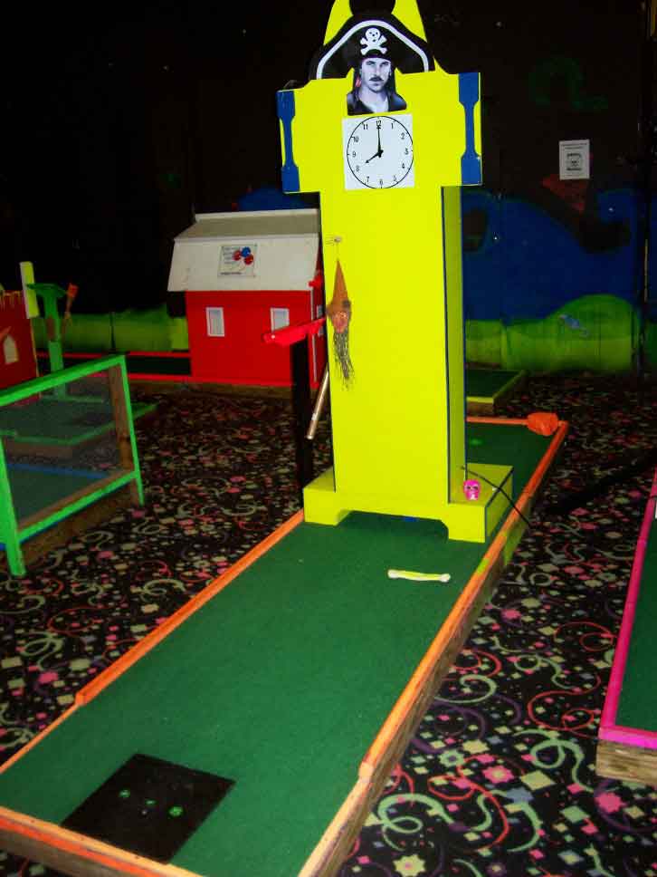 18 hole glow in the dark mini putt putt Golf Course