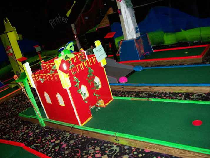 18 hole glow in the dark mini putt putt Golf Course