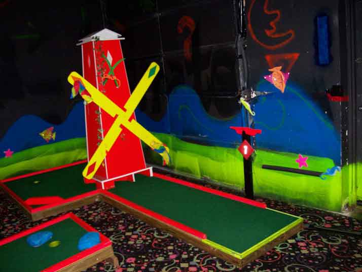 18 hole glow in the dark mini putt putt Golf Course