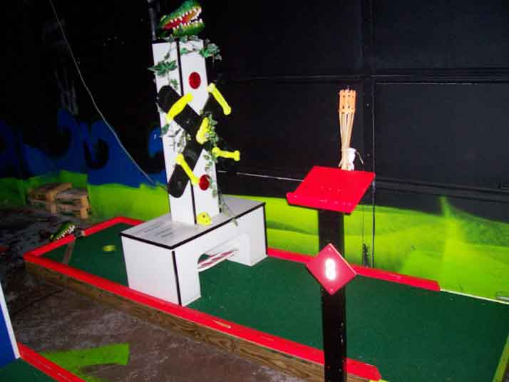 18 hole glow in the dark mini putt putt Golf Course